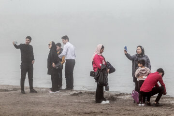 گردشگران در ساحل انزلی