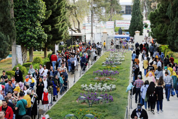 گردشگران نوروزی در باغ ارم و حافظیه