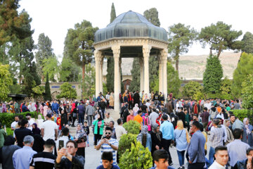 گردشگران نوروزی در باغ ارم و حافظیه