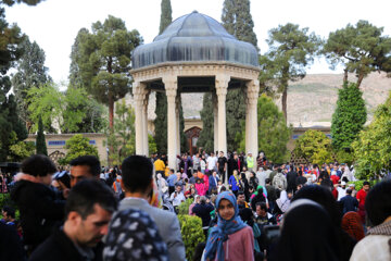 گردشگران نوروزی در باغ ارم و حافظیه