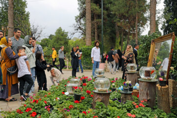 گردشگران نوروزی در باغ ارم و حافظیه