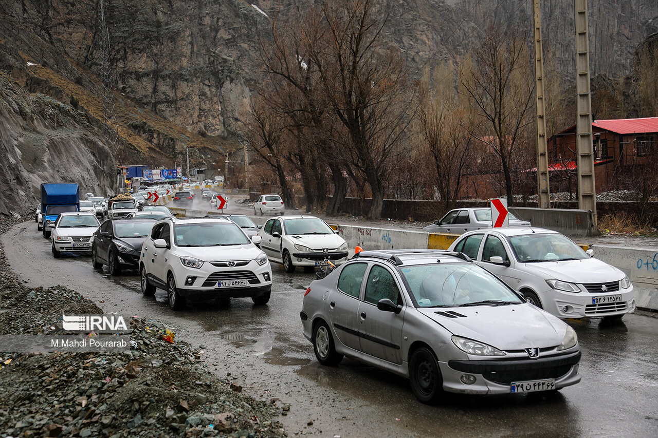 بارش باران در محورهای چالوس، هراز و فیروزکوه/ ترافیک سنگین در آزادراه تهران- قم