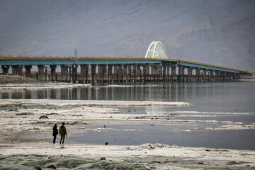 گردشگران نوروزی در دریاچه ارومیه