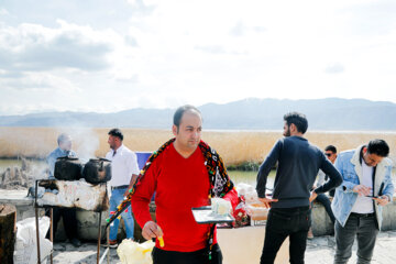 Los turistas de Noruz visitan el lago Zaribar