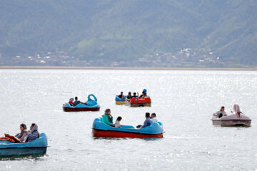 Los turistas de Noruz visitan el lago Zaribar