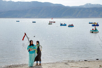 Los turistas de Noruz visitan el lago Zaribar