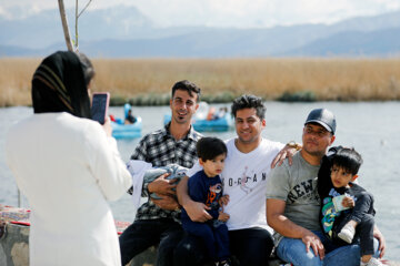 Los turistas de Noruz visitan el lago Zaribar