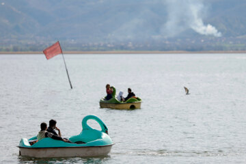 Los turistas de Noruz visitan el lago Zaribar