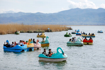 Los turistas de Noruz visitan el lago Zaribar