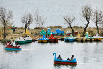 گردشگران نوروزی در دریاچه زریبار