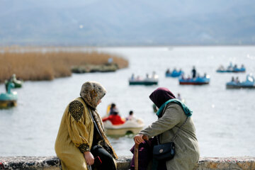 گردشگران نوروزی در دریاچه زریبار