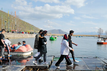 Los turistas de Noruz visitan el lago Zaribar