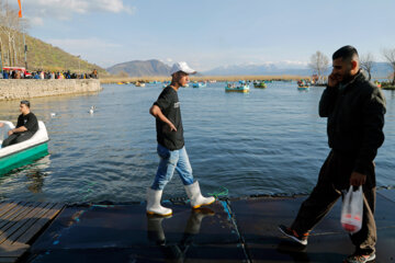 Los turistas de Noruz visitan el lago Zaribar