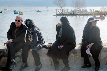 Los turistas de Noruz visitan el lago Zaribar