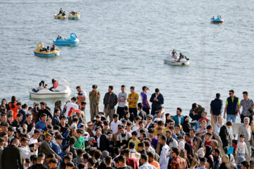 گردشگران نوروزی در دریاچه زریبار