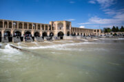 Nowruz-Touristen im Zayandeh Rud-Fluss