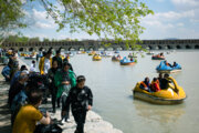 Turistas de Noruz visitan el Río Zayanderud en Irán