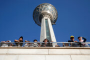 La torre Milad acoge a los turistas de Noruz
