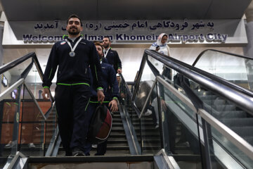 استقبال گرم از تیم ملی واترپلو ایران پس از کسب مدال نقره آسیا
