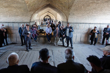 Turistas de Noruz visitan el Río Zayanderud en Irán 
