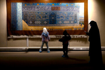 Los turistas de Noruz visitan el Museo de Alfombras de Irán 