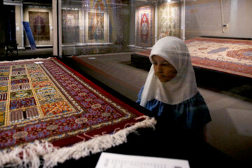 Los turistas de Noruz visitan el Museo de Alfombras de Irán 