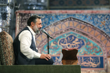 مناجات خوانی در حرم رضوی