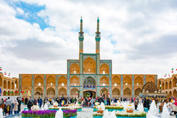 La ciudad central de Yazd recibe a los turistas de Noruz