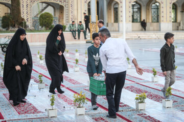 توزیع افطاری در باب الکاظم حرم مطهر رضوی