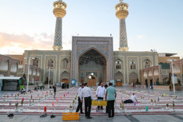 توزیع افطاری در باب الکاظم حرم مطهر رضوی