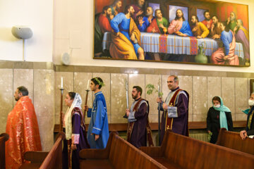 Les chrétiens célèbrent le dimanche des Rameaux à l'église Saint Grégoire de Téhéran