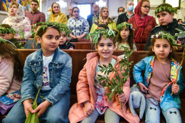Les chrétiens célèbrent le dimanche des Rameaux à l'église Saint Grégoire de Téhéran