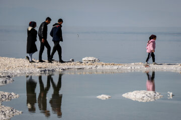 La journée de la nature dans le lac Ourmia 