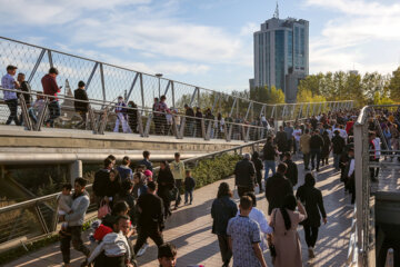 Los teheraníes festejan el Sizdah Bedar