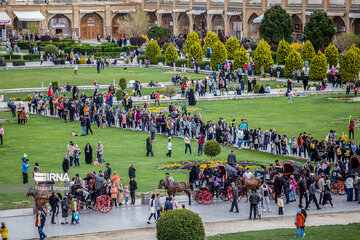 گردشگران نوروزی در نقش جهان اصفهان 