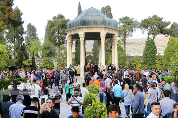 گردشگران نوروزی در حافظیه شیراز 