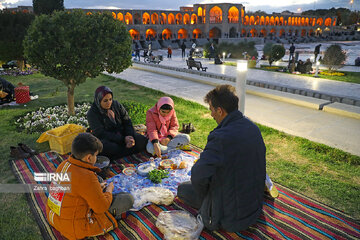 افطار نوروزی در نقش جهان اصفهان 