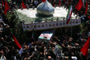مدافع حرم کے شہداء کی تدفین کے مناظر
