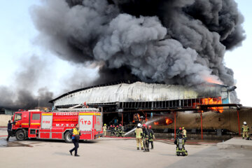 آتش سوزی مهیب کارخانه بزرگ لوازم برقی در حومه مشهد مهار شد