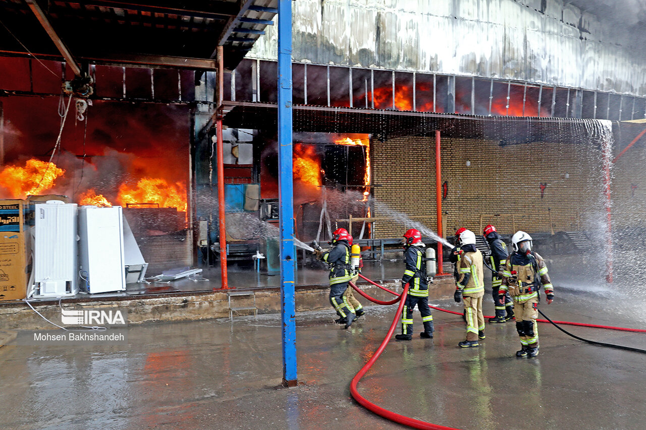 ببینید: آتش سوزی مهیب در کارخانه یخچال الکترو استیل در مشهد 