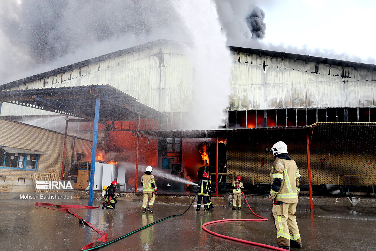 ببینید: آتش سوزی مهیب در کارخانه یخچال الکترو استیل در مشهد 