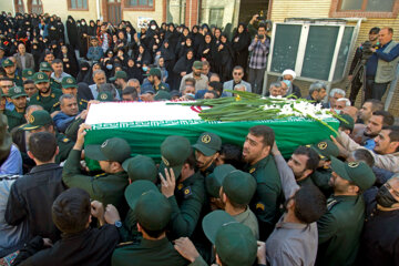 Funérailles d’un conseiller militaire du CGRI tués en martyr lors des assauts aériens menés par Israël