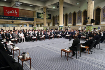 La reunión del Líder Supremo con un grupo de poetas iraníes
