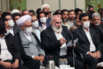 Ramadan 2023 en Iran : un groupe de poètes reçu par le Leader de la Révolution