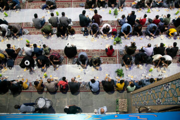 Le sanctuaire de Hazrat Masoumeh accueille l'iftar du Ramadan à Qom