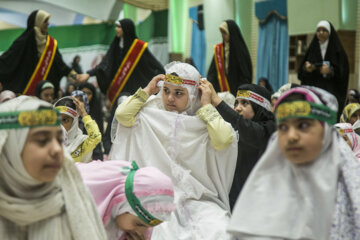 Une fête pour célébrer le Premier jeûne du Ramadan des enfants intitulée « les cris de la joie des anges » avec la présence de 400 filles qui observaient leur premier jeûne a eu lieu le vendredi soir (7 avril 2023) à Gorgan au nord de l’Iran. (Photo : Rahela Hesari)