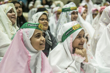 Une fête pour célébrer le Premier jeûne du Ramadan des enfants intitulée « les cris de la joie des anges » avec la présence de 400 filles qui observaient leur premier jeûne a eu lieu le vendredi soir (7 avril 2023) à Gorgan au nord de l’Iran. (Photo : Rahela Hesari)