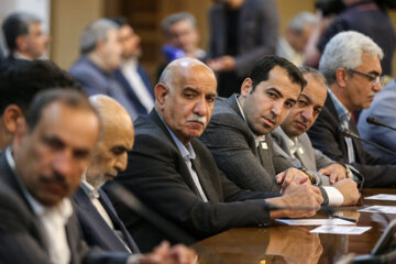 دیدار جمعی از اصناف و بازاریان با رئیس جمهور 7 دیدار جمعی ازاصناف و بازاریان با رئیس جمهور