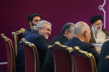 دیدار جمعی از اصناف و بازاریان با رئیس جمهور 25 دیدار جمعی از اصناف و بازاریان با رئیس جمهور