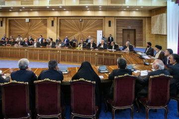 دیدار جمعی از اصناف و بازاریان با رئیس جمهور 19 دیدار جمعی از اصناف و بازاریان با رئیس جمهور